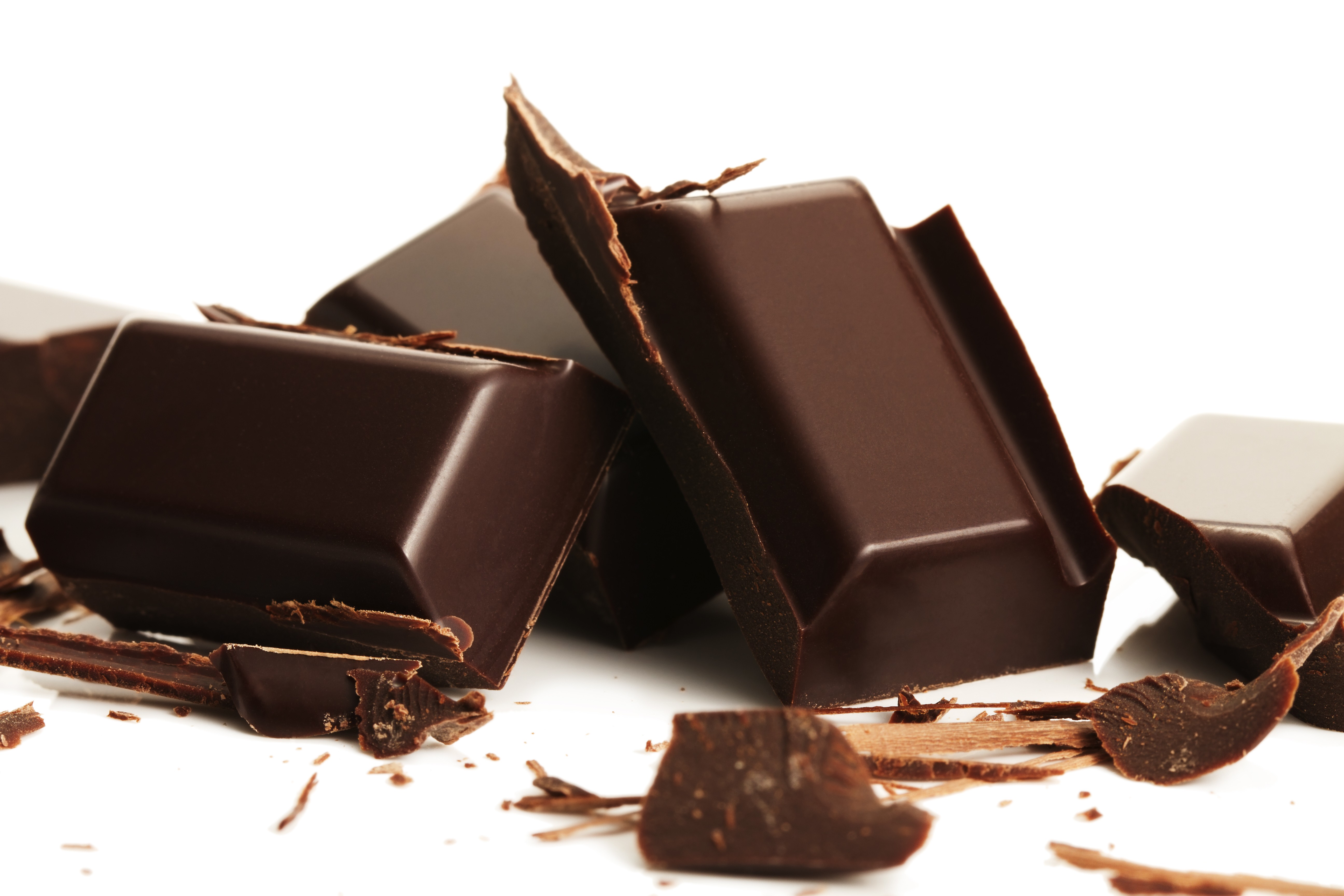 Почему шоколад тает в руках. Темный шоколад дорогой. Шоколад сразу плавится. Море шоколада. Жаркий шоколад.
